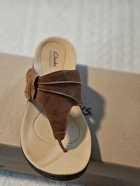 Clarks Brown Women's Thong Sandal with Knot Accent